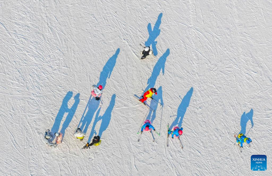 Foto dron bertarikh 28 Disember 2025 ini menunjukkan orang ramai bermain ski di sebuah resort ski di kaunti Yutian, provinsi Hebei, utara China. (Xinhua/ Liu Mancang)