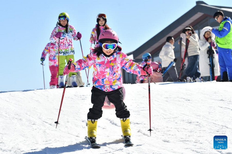 Orang ramai bermain ski di sebuah resort ski di bandar Xingyang, provinsi Hubei, tengah China, 28 Disember 2025. (Xinhua/Yang Tao)
