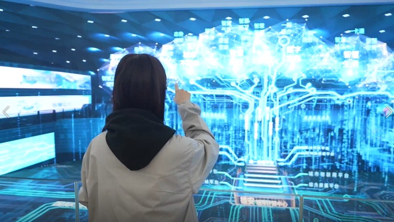 Seorang kakitangan bertugas di depan sebuah platform digital di Pusat Pengkomputeran Bandar Xiong’an di Kawasan Baru Xiong’an, provinsi Hebei, utara China. (People's Daily Online/Yuan Meng)