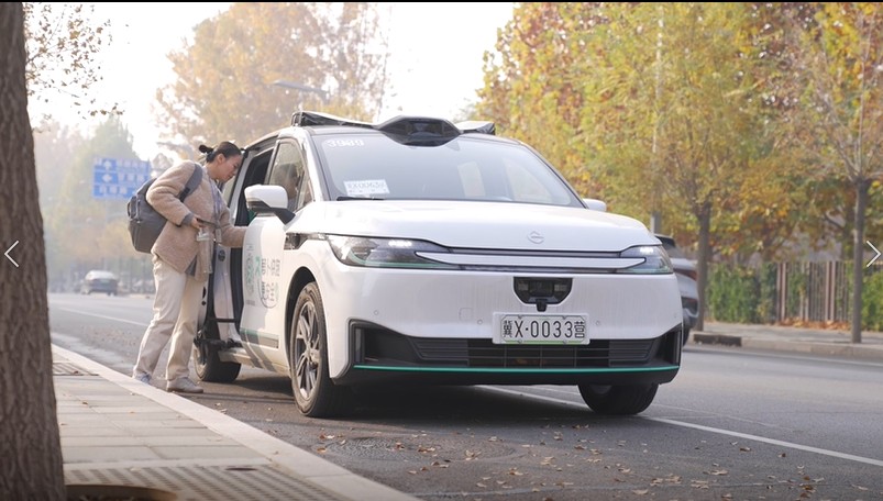 Seorang penduduk menaiki kenderaan swapandu yang ditempah melalui platform e-panggilan di Kawasan Baru Xiong’an, provinsi Hebei, utara China. (People's Daily Online/Yuan Meng)