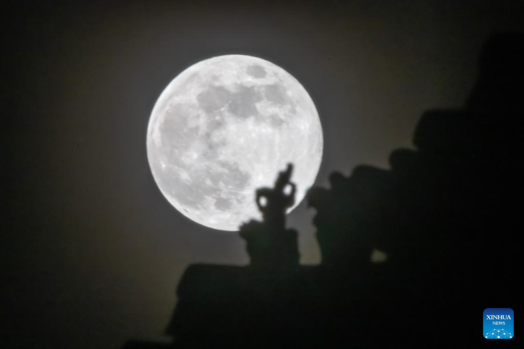 Foto bertarikh 3 Januari 2026 ini menunjukkan bulan purnama di atas bandar Qiqihar, provinsi Heilongjiang, timur laut China. (Foto oleh Wang Yonggang/Xinhua)