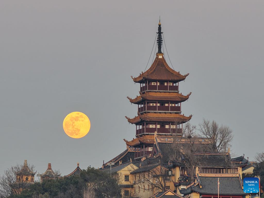 Foto dron bertarikh 3 Januari 2026 ini menunjukkan bulan purnama di atas bandar Nantong, provinsi Jiangsu, timur China. (Foto oleh Xu Congjun/Xinhua)