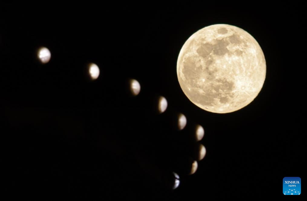 Foto bertarikh 3 Januari 2026 ini menunjukkan bulan purnama di atas bandar Yangzhou, provinsi Jiangsu, timur China. (Foto oleh Meng Delong/Xinhua)