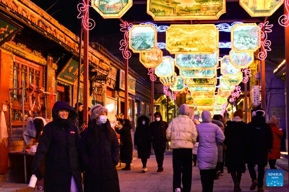 Pelancong menikmati kecantikan tanglung di kawasan berpemandangan indah kota purba kaunti Huangyuan, Xining, provinsi Qinghai, barat laut China, 2 Januari 2026. (Xinhua/Qi Zhiyue)