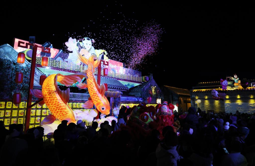 Pelancong melawat Pekan Purba Yangliuqing, 31 Disember 2025. (Li Ran/Xinhua)