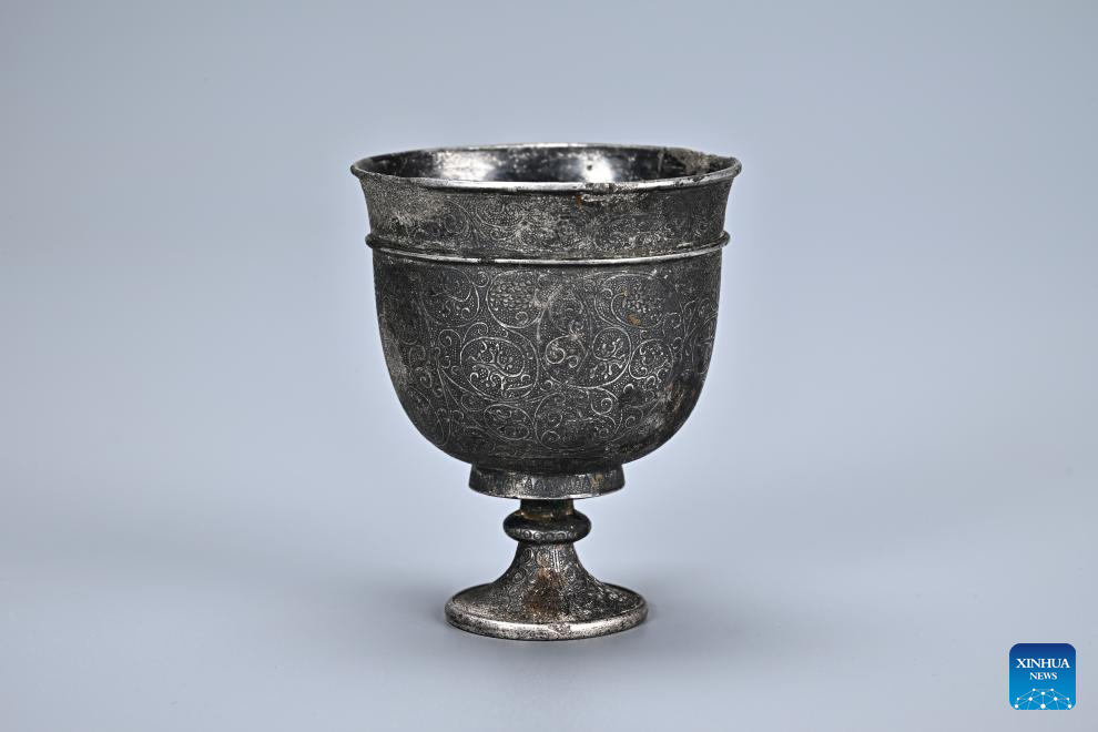 Foto tak bertarikh ini menunjukkan sebuah cawan bertangkai perak yang ditemui dalam makam Ma Sanniang, isteri pegawai tentera Dinasti Tang (618-907) Dong Shunxian, di Xi’an, provinsi Shaanxi, barat laut China. (Akademi Arkeologi Shaanxi/Disiarkan melalui Xinhua)