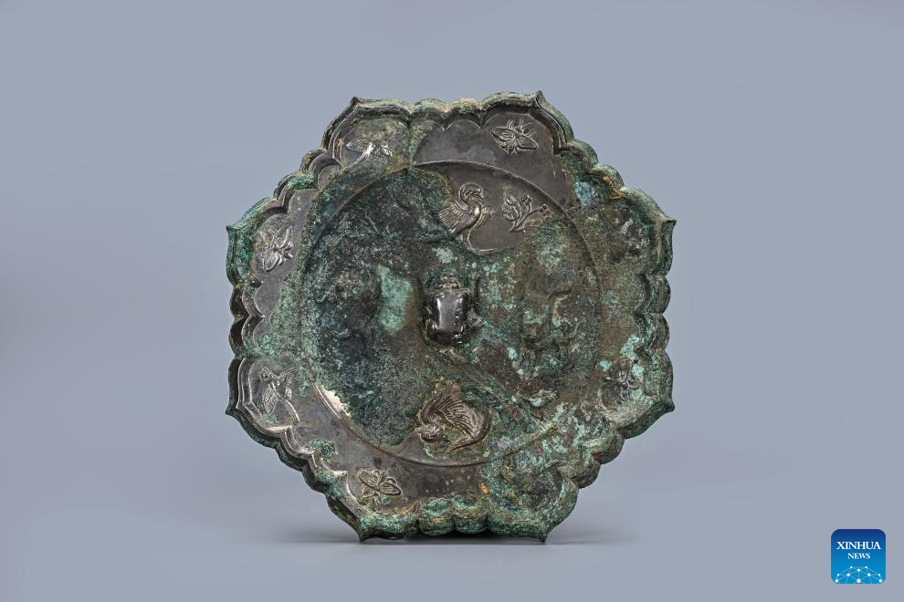 Foto tak bertarikh ini menunjukkan sebuah cermin  gangsa yang ditemui dalam makam Ma Sanniang, isteri pegawai tentera Dinasti Tang (618-907) Dong Shunxian, di Xi’an, provinsi Shaanxi, barat laut China. (Akademi Arkeologi Shaanxi/Disiarkan melalui Xinhua)