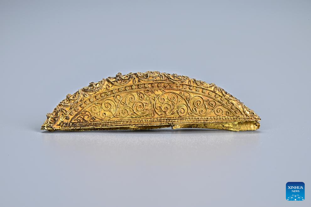 Foto tak bertarikh ini menunjukkan sebuah hiasan rambut emas yang ditemui dalam makam Ma Sanniang, isteri pegawai tentera Dinasti Tang (618-907) Dong Shunxian, di Xi’an, provinsi Shaanxi, barat laut China. (Akademi Arkeologi Shaanxi/Disiarkan melalui Xinhua)