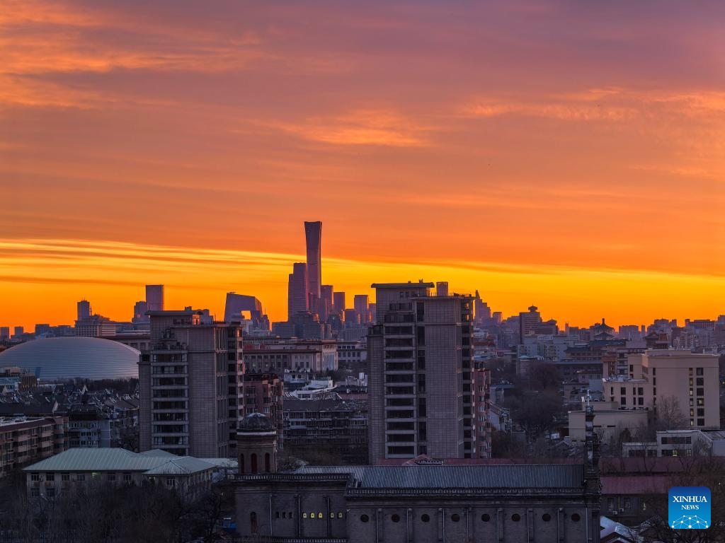 Foto yang diambil pada 7 Januari 2026 ini memaparkan latar langit yang bermandikan cahaya pagi di Beijing, ibu negara China. (Xinhua/Chen Yehua)