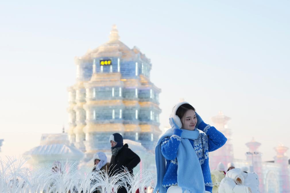 Pengunjung melawat Ekspo Salji Sun Island Harbin, 5 Januari 2026. (Xinhua/Zhang Tao)
