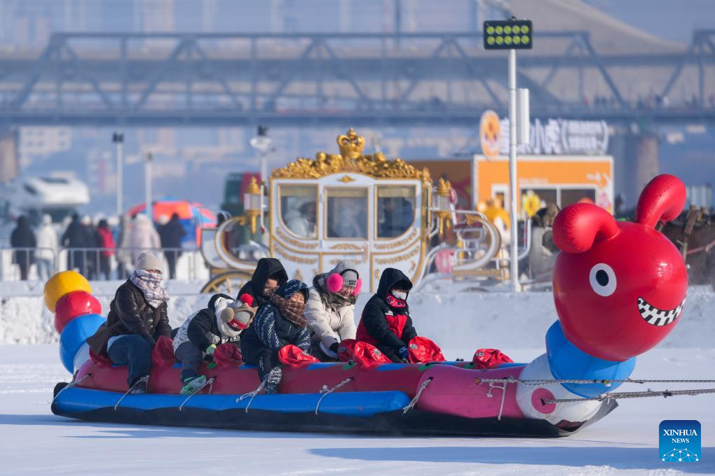 Pelancong bermain di permukaan beku Sungai Songhua di Harbin, provinsi Heilongjiang, timur laut China, 11 Januari 2026. (Xinhua/Wang Jianwei)