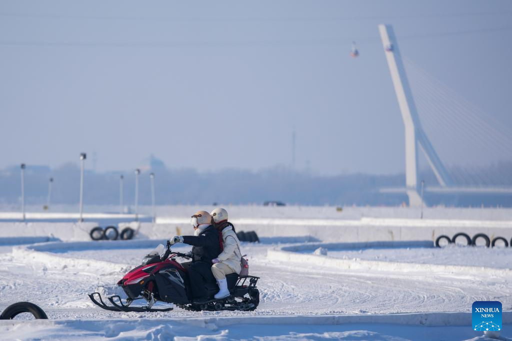 Pelancong menaiki kereta salji di permukaan beku Sungai Songhua di Harbin, provinsi Heilongjiang, timur laut China, 11 Januari 2026. (Xinhua/Wang Jianwei)