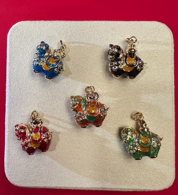 Foto menunjukkan loket yang diinspirasikan oleh kuda tembikar licau tiga warna, dilancarkan oleh Muzium Terusan Besar Beijing. (Foto/Beijing Daily)  Muzium Terusan Besar Beijng telah melancarkan hampir 100 produk budaya kreatif bertemakan Tahun Kuda, daripada magnet peti sejuk dan patung permainan hinggalah barang kemas dan perkakasan rumah – menjadikan sejarah sesuatu yang ketara, boleh dipakai dan boleh dikumpul.