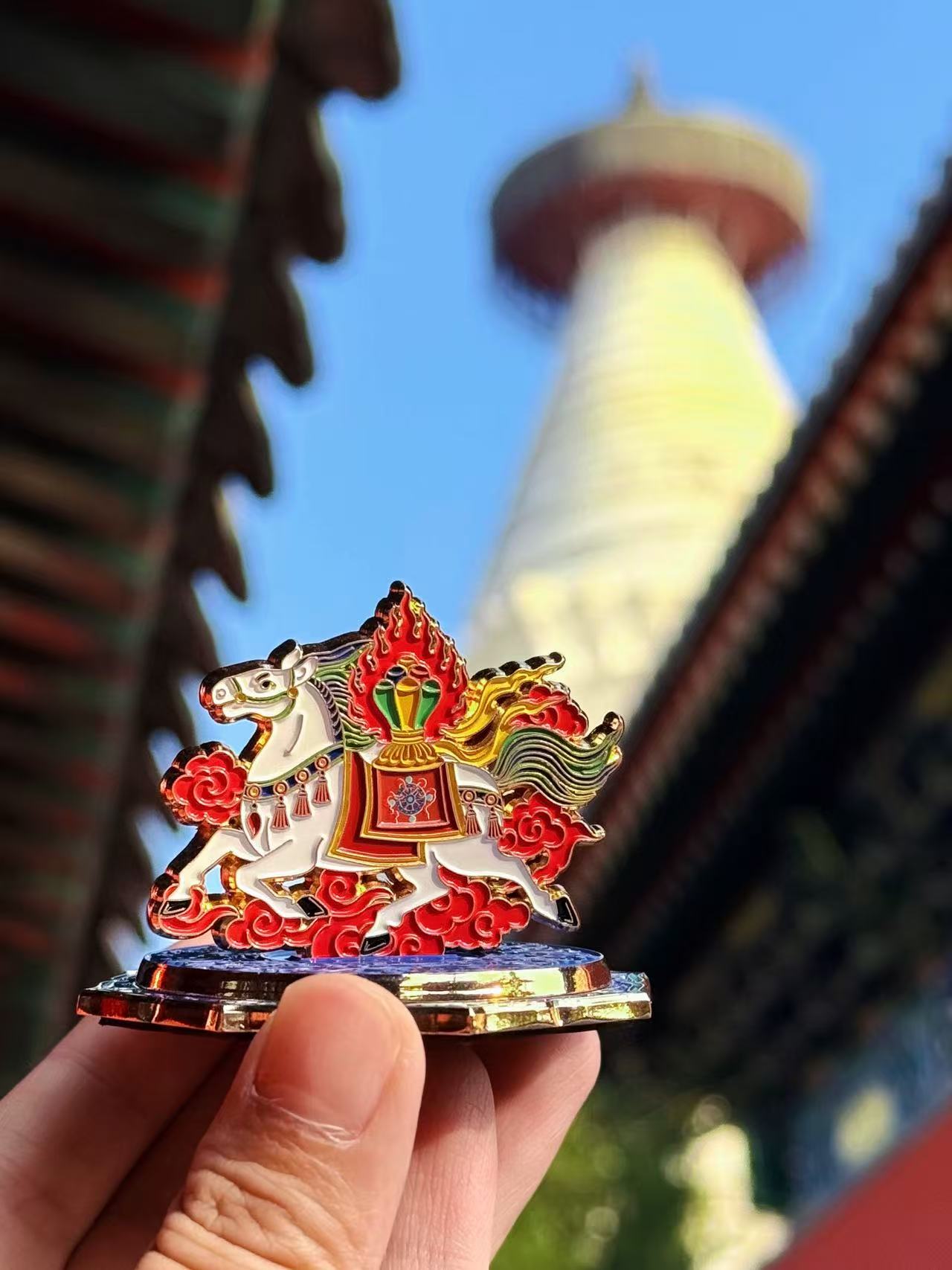 Foto menunjukkan magnet peti sejuk berbentuk kuda yang dilancarkan oleh pejabat pengurusan Kuil Baita di Beijing. (Foto/Beijing Daily)