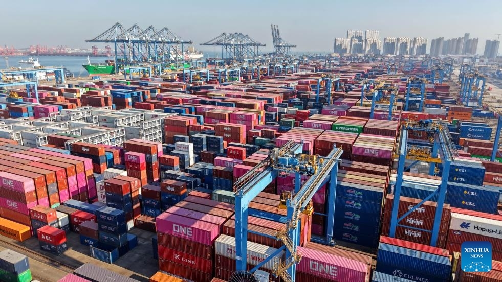 Foto dron bertarikh 4 Disember 2025 ini menunjukkan kontena menunggu pemindahan ke kapal di Terminal Kontena Qianwan Pelabuhan Qingdao, provinsi Shandong, timur China. (Xinhua/Li Ziheng)