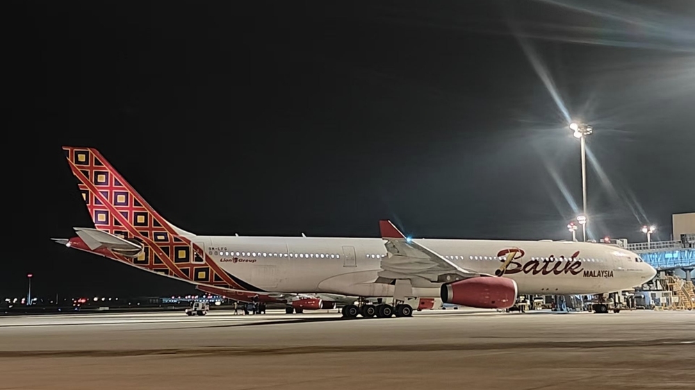 Penerbangan OD8181 yang berlepas terus dari Kuala Lumpur ke Harbin mendarat di Lapangan Terbang Antarabangsa Harbin Taiping (Foto ihsan Kastam Lapangan Terbang Harbin Taiping).