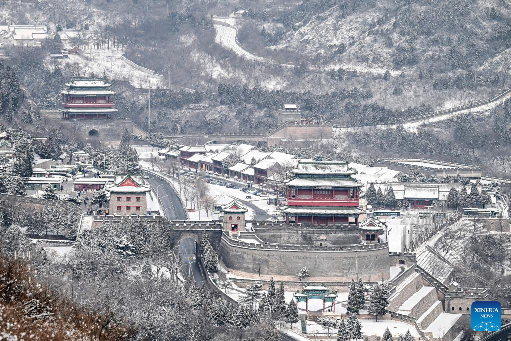 Foto yang diambil pada 18 Januari 2026 menunjukkan pemandangan sebuah menara pintu gerbang di seksyen Juyongguan Tembok Besar selepas salji turun di Beijing, ibu negara China. (Xinhua/Chen Yehua)
