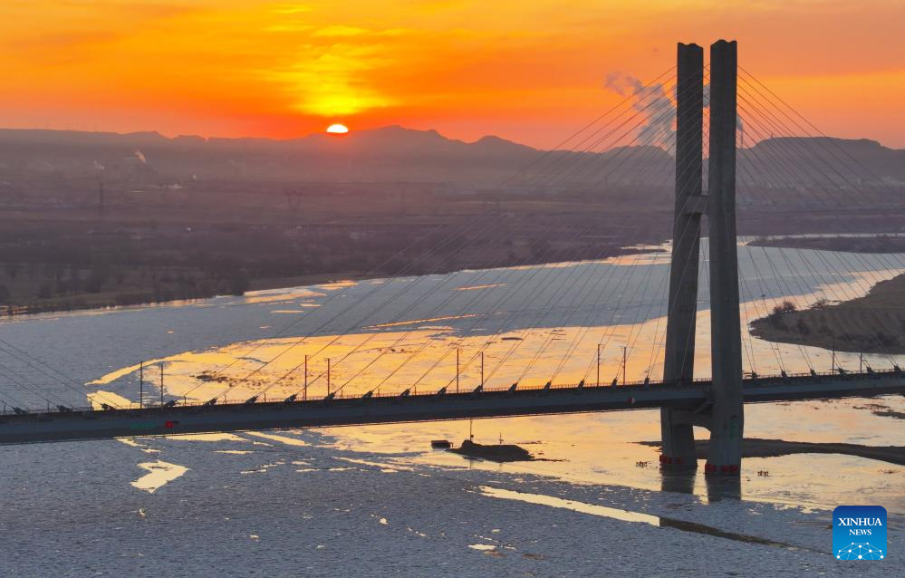 Panorama Sungai Kuning Beku Semasa Gelombang Sejuk