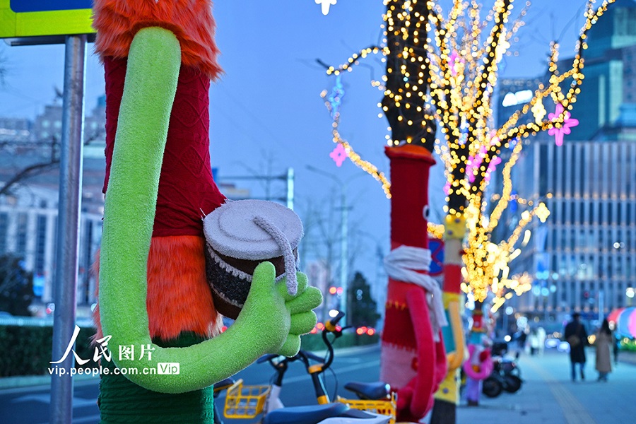 Pokok Beijing Dipakaikan “Baju Sejuk” Berwarna-warni