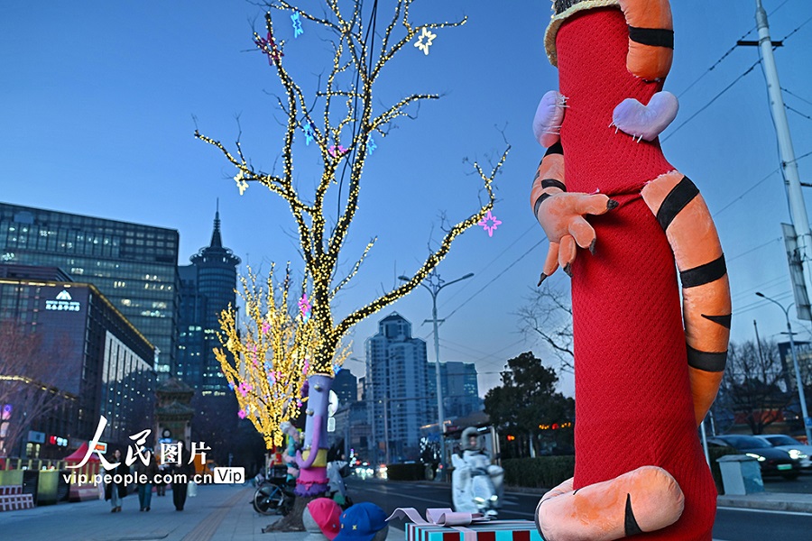 Pokok Beijing Dipakaikan “Baju Sejuk” Berwarna-warni