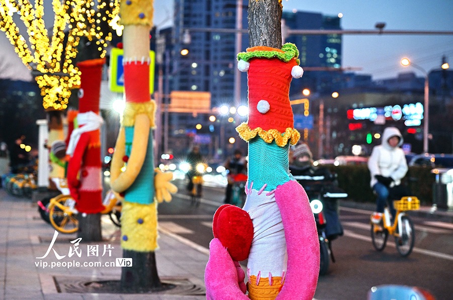 Pokok Beijing Dipakaikan “Baju Sejuk” Berwarna-warni