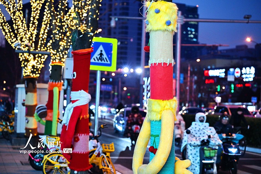 Pokok Beijing Dipakaikan “Baju Sejuk” Berwarna-warni