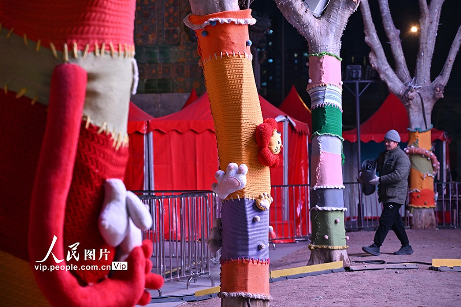 Pokok Beijing Dipakaikan “Baju Sejuk” Berwarna-warni