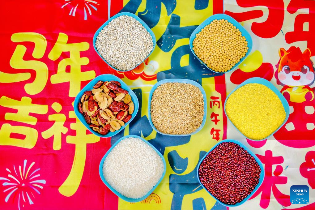 Foto bertarikh 26 Januari 2026 ini menunjukkan ramuan untuk membuat bubur Laba di sebuah tadika di Tianjin, utara China. (Du Penghui/Xinhua)