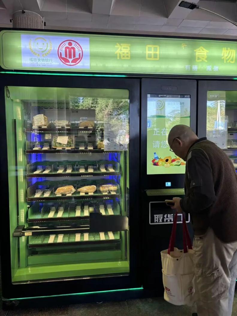 Seorang lelaki mengambil makanan dari kabinet pintar kendalian sebuah “bank makanan” di daerah Futian, Shenzhen, provinsi Guangdong, selatan China. (Foto ihsan Southern Metropolis Daily)