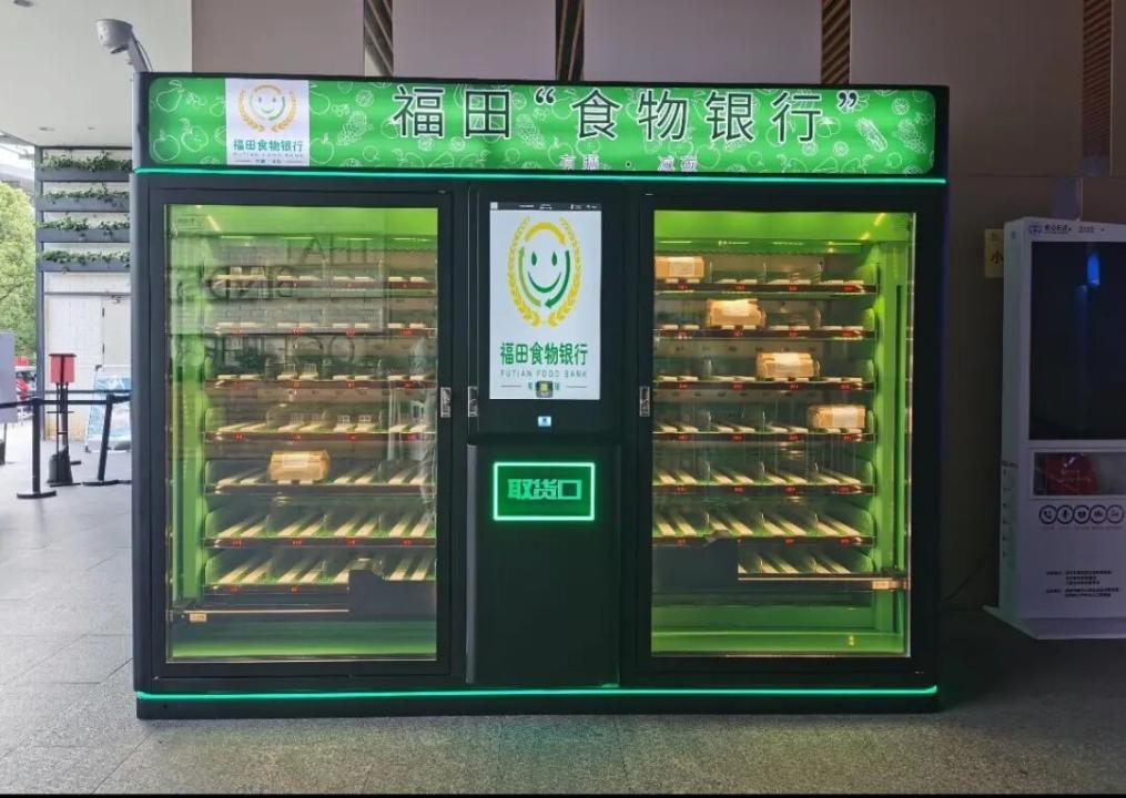 Foto menunjukkan kabinet pintar kendalian sebuah “bank makanan”.  (Foto ihsan Southern Metropolis Daily)