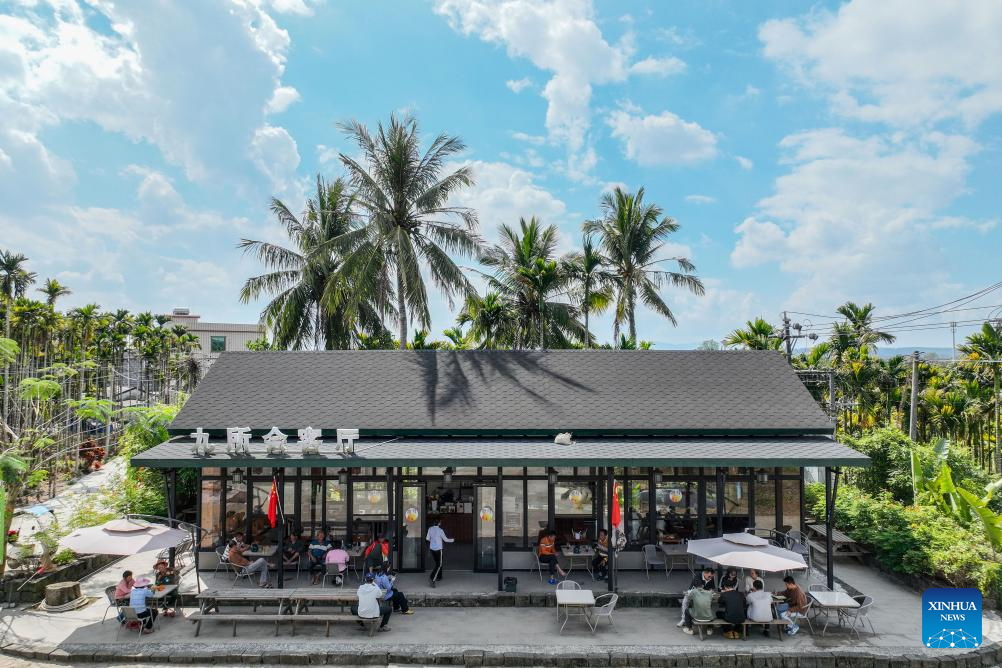 Foto dron bertarikh 27 Januari 2026 ini menunjukkan sebuah kedai kopi di pekan Fuwen, kaunti Ding’an, provinsi Hainan, selatan China. (Xinhua/Zhang Liyun)