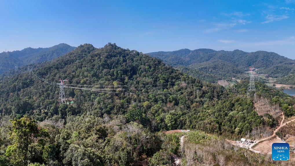 Foto dron bertarikh 5 Februari 2026 menunjukkan tempat pertemuan seksyen China dan Laos bagi projek ketersambungan kuasa 500kV China-Laos. (Xinhua/Peng Yikai) 