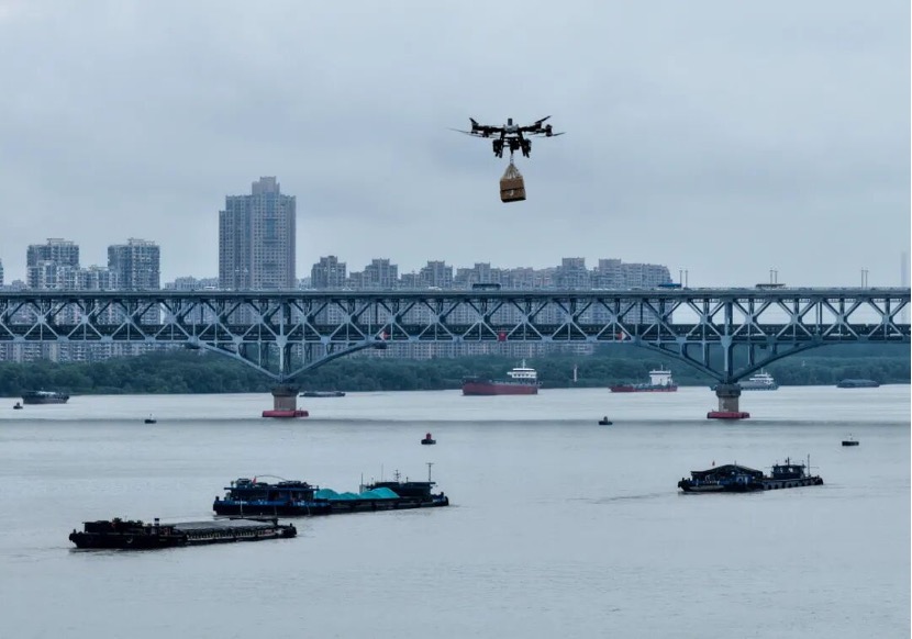 Foto menunjukkan dron dalam misi penghantaran di sungai Yangtze. (Foto oleh Nanjing Daily)