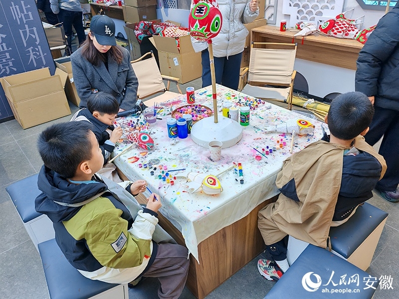  Kanak-kanak membuat tanglung berbentuk ikan di kaunti Shexian, bandar Huangshan, provinsi Anhui, timur China. (People's Daily Online/Ding Ji)