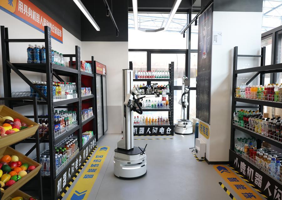 Sebuah robot beroperasi dalam senario pasar raya simulasi di Pusat Latihan Data Robot di Taman Shougang, daerah Shijingshan, Beijing, ibu kota China, 25 Mac 2026. (Xinhua/Zhang Chenlin) 