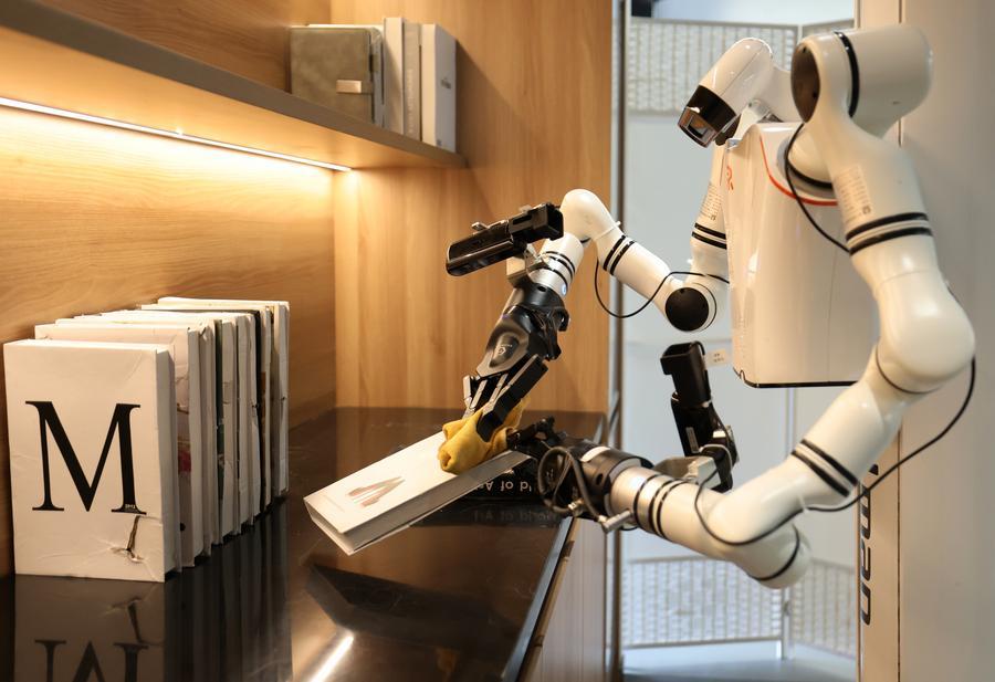 Sebuah robot beroperasi dalam senario rumah kediaman simulasi di Pusat Latihan Data Robot di Taman Shougang, daerah Shijingshan, Beijing, ibu kota China, 25 Mac 2026. (Xinhua/Zhang Chenlin) 