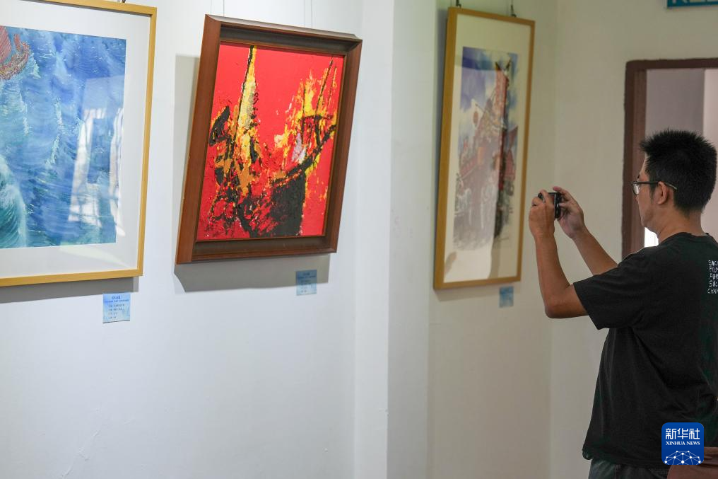 Seorang pelawat mengambil gambar pameran pada Minggu Budaya Minnan Melaka 2026 di Melaka, 28 Mac 2026. (Xinhua/Chen Zeguo)
