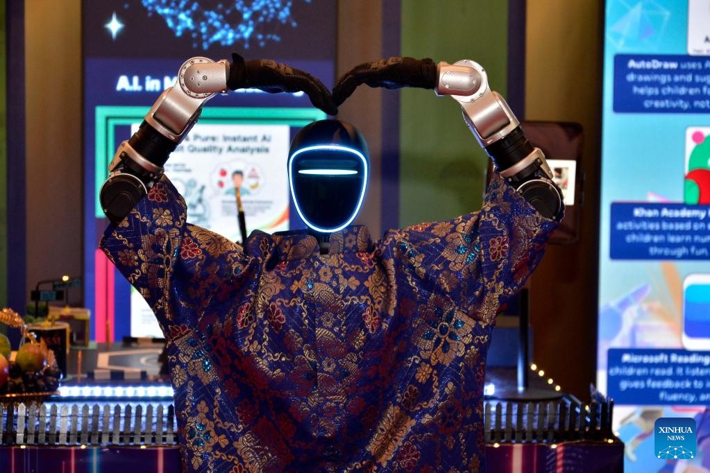 Sebuah robot manusia dari China beraksi pada sambutan Hari Raya tradisional Brunei di Bandar Seri Begawan, 4 April 2026. (Foto oleh Samle Bin Haji Jahit/Xinhua)