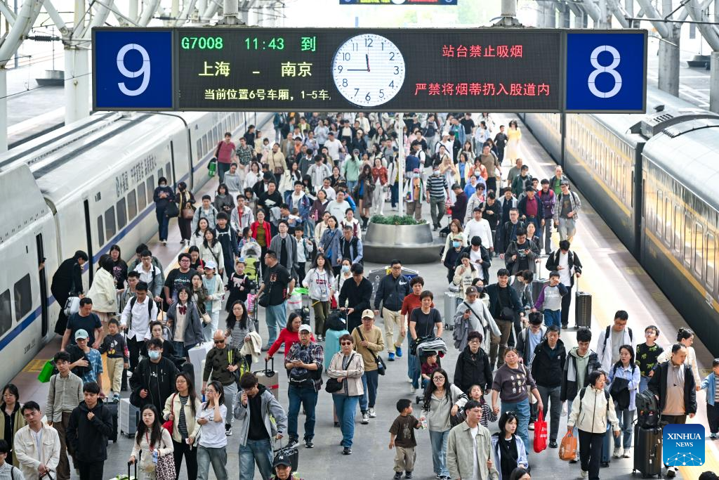 Penumpang berjalan di platform Stesen Kereta Api Nanjing di provinsi Jiangsu, timur China, 6 April 2026. Anggaran 845.38 juta perjalanan penumpang dibuat di merata China pada cuti tiga hari sempena Pesta Qingming, naik 6 peratus tahun ke tahun, menurut pihak berkuasa pengangkutan pada Isnin. (Xinhua/Yang Suping)