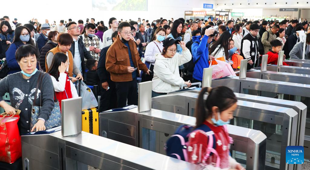 Penumpang mendaftar masuk di Stesen Kereta Api Lianyungang di provinsi Jiangsu, timur China, 6 April 2026. (Xinhua/Geng Yuhe)