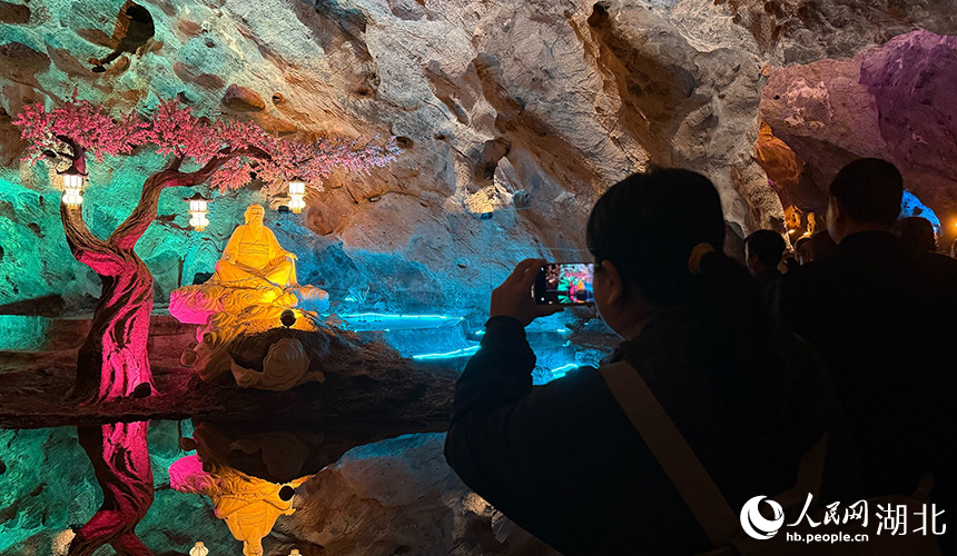 Pelancong mengambil gambar di Gua Huangxian di Gunung Dahong, bandar Zhongxiang, provinsi Hubei, tengah China. (People's Daily Online/Zhou Tian)