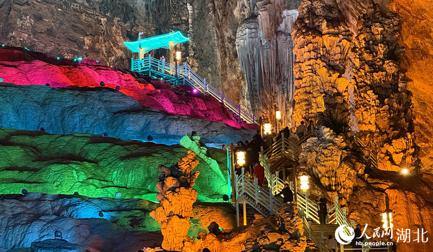 Pelancong melawat Gua Huangxian di Gunung Dahong, bandar Zhongxiang, provinsi Hubei, tengah China. (People's Daily Online/Zhou Tian)
