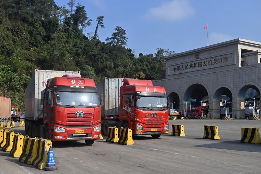 Kenderaan menuju ke Vietnam selesai pelepasan kastam di Pelabuhan Youyiguan di bandar Pingxiang, wilayah autonomi Zhuang Guangxi, selatan China, 28 Januari 2026. (Lu Boan/Xinhua)