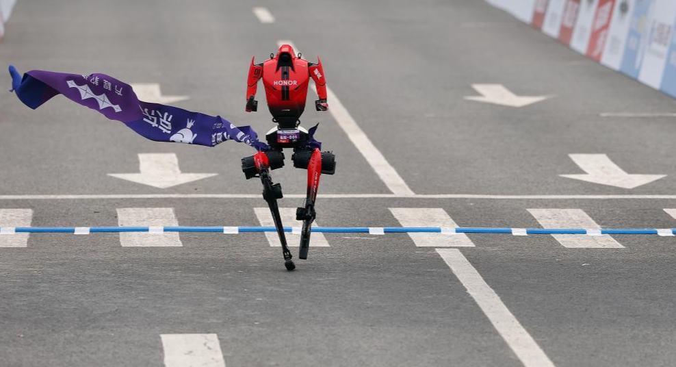 Robot Manusia Atasi Rekod Dunia Separuh Maraton di Beijing