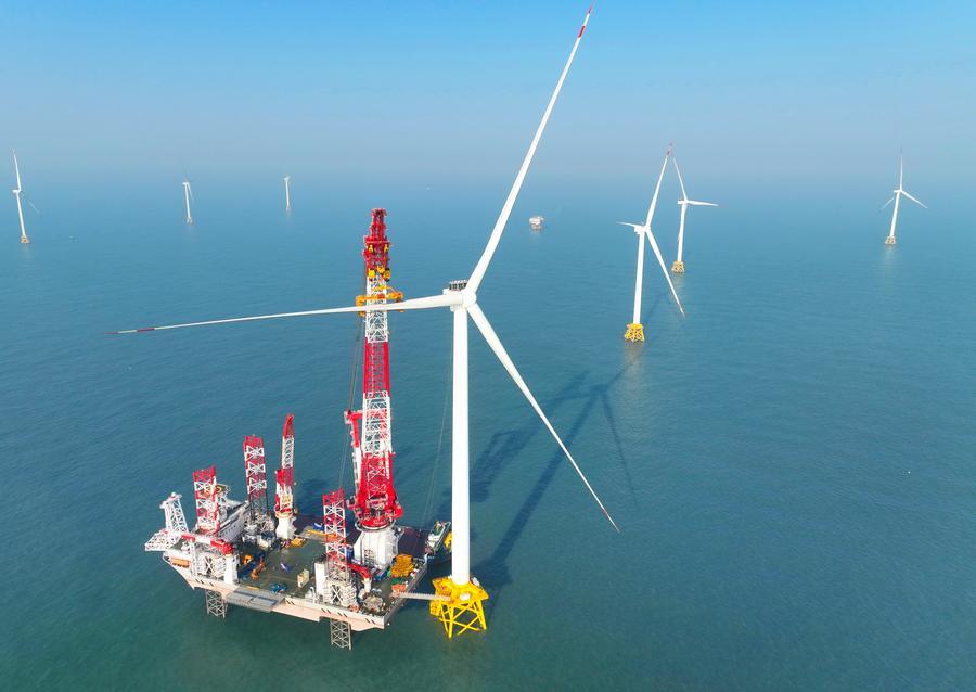 Foto dron bertarikh 13 Januari 2026 ini menunjukkan tapak pembinaan sebuah unit turbin kuasa angin luar pesisir 20 megawatt di perairan provinsi Fujian, tenggara China. (Xinhua/Lin Shanchuan)