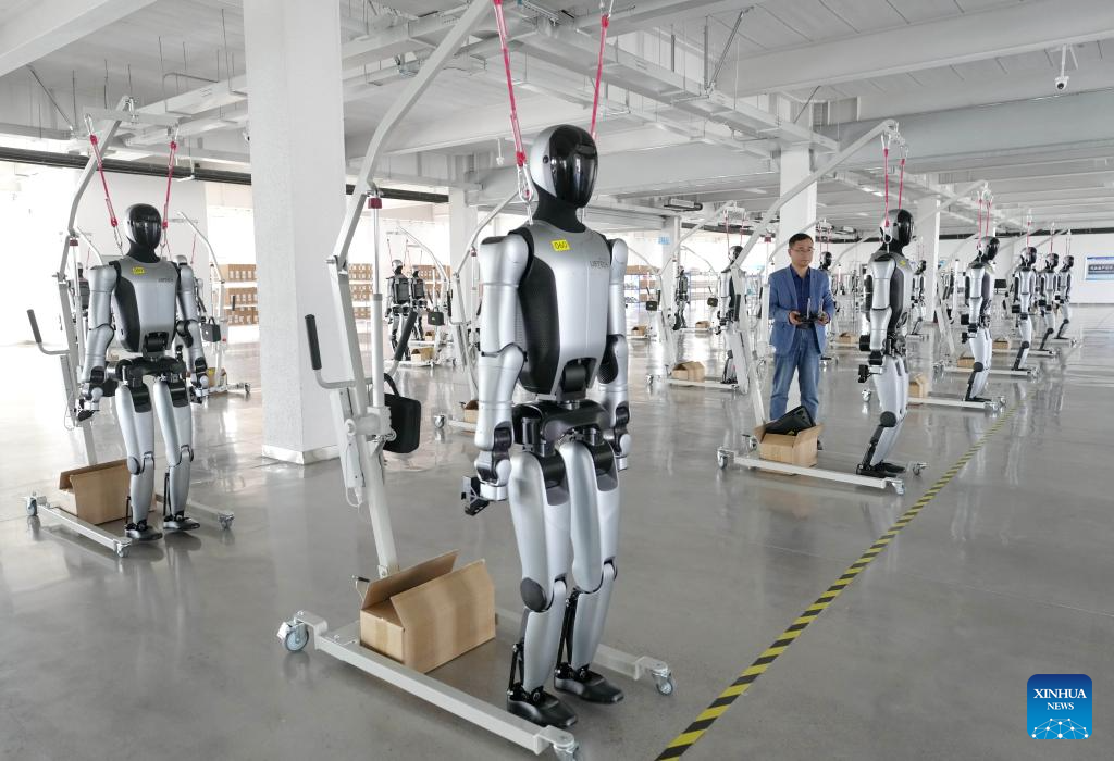 Seorang kakitangan pangkalan perindustrian robot pintar menyah pepijat robot di daerah Haigang di Qinhuangdao, provinsi Hebei, utara China, 28 April 2026. (Xinhua/Yang Shiyao)