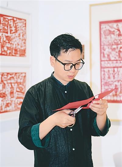 Liu Guanyu menghasilkan sebuah karya guntingan kertas. (Foto oleh penerima wawancara)