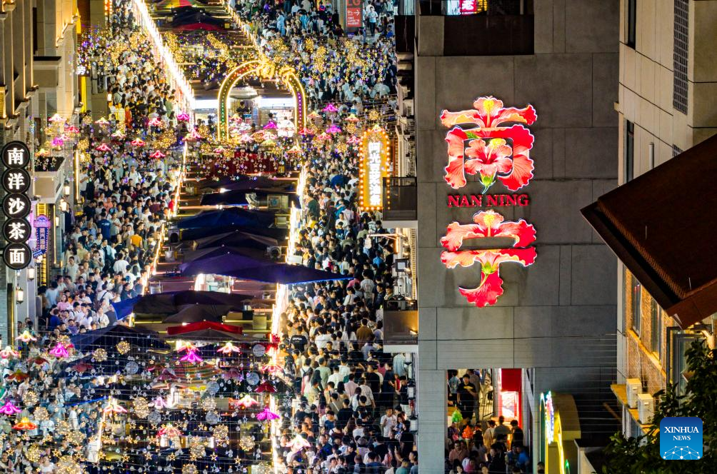Foto dron menunjukkan pelancong di Jalan Zhongshan, Nanning, wilayah autonomi Zhuang Guangxi, selatan China, 3 Mei 2026. (Liu Zheng/Xinhua)