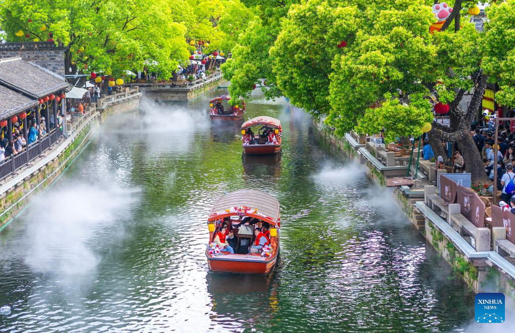 Foto dron menunjukkan pelancong di pekan purba Huishan, bandar Wuxi, provinsi Jiangsu, timur China, 3 Mei 2026. (Zhou Shegen/Xinhua)