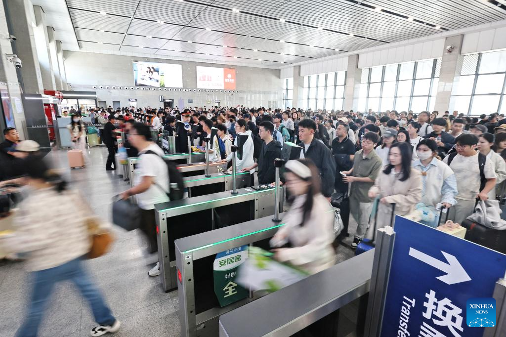 Penumpang mendaftar masuk di Stesen Kereta Api Selatan Jiaxing di provinsi Zhejiang, timur China, 5 Mei 2026. China menyaksikan puncak perjalanan penumpang pada 5 Mei, hari terakhir cuti lima hari sempena Hari Pekerja. (Foto oleh Jin Peng/Xinhua)